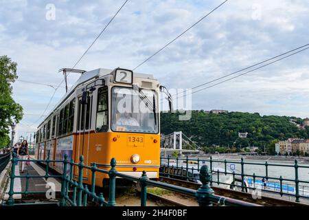 Budapest, Hongrie, 6 août 2019 : tramway jaune historique pour les passagers qui traversent les rues et une partie du système de transports en commun dans l'ol Banque D'Images