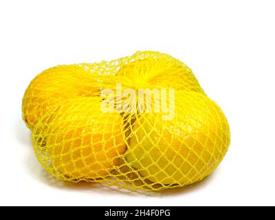 Citrons dans un filet sur fond blanc Banque D'Images