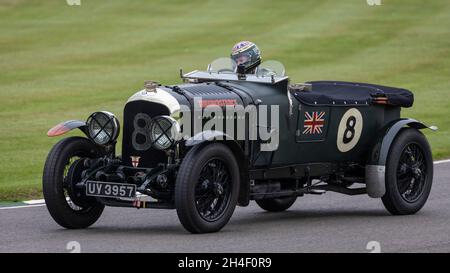 1928 Bentley 4.5 litres 'le Mans' avec le pilote William Medcalf lors de la course du Trophée Earl Howe à la 78e réunion des membres de Goodwood, Sussex, Royaume-Uni. Banque D'Images