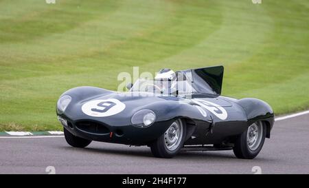 1955 Jaguar D-Type « long-nez » avec le conducteur Ben Eastick lors de la 78e réunion des membres de Goodwood, Sussex, Royaume-Uni.Salvadori Cup racer. Banque D'Images