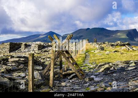 L'échelle se trouve dans une carrière d'ardoise sur Miners Track depuis Rhyd DDU avec Nantlle Ridge à distance dans le parc national de Snowdonia.Gwynedd nord du pays de Galles Royaume-Uni Grande-Bretagne Banque D'Images