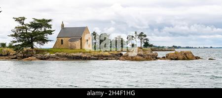 Île Boedic, avec la chapelle, dans le golfe du Morbihan, sur la côte Banque D'Images