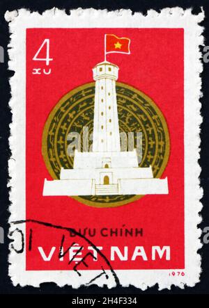 VIETNAM - VERS 1977 : un timbre imprimé au Vietnam montre le tambour de bronze et la tour longue de Thang, vers 1977 Banque D'Images