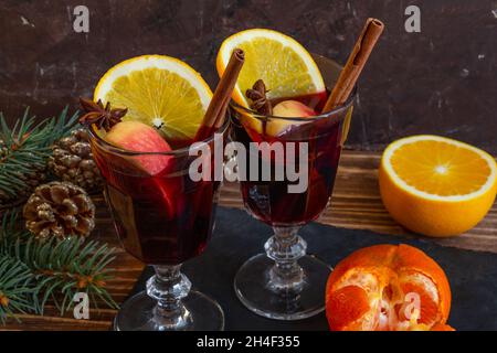 Deux verres de vin chaud chaud, des branches d'épicéa, des agrumes, l'atmosphère de Noël et du nouvel an.Photo de haute qualité Banque D'Images