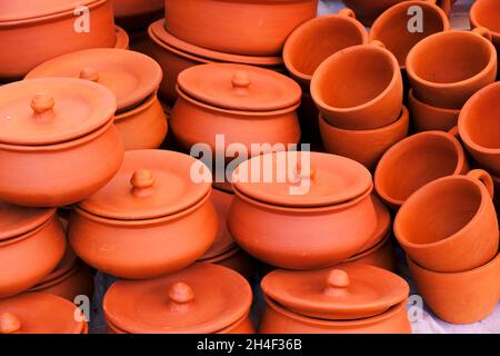 Terre cuite, pot, tasse cuisine souvenirs pile à la rue artisanat magasin de poterie. Produits artisanaux en terre cuite dans le marché de l'artisanat à Pune, Inde. Banque D'Images