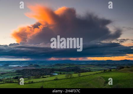 Askerswell, Dorset, Royaume-Uni.2 novembre 2021.Météo Royaume-Uni.Vue sur le coucher du soleil depuis la colline d'Eggardon près d'Askerswell dans le Dorset comme approchant les nuages de douche à l'ouest brillent orange à la fin d'une chaude journée ensoleillée.Crédit photo : Graham Hunt/Alamy Live News Banque D'Images