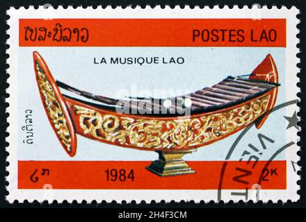 LAOS - VERS 1984: Un timbre imprimé au Laos montre xylophone, instrument de musique, vers 1984 Banque D'Images