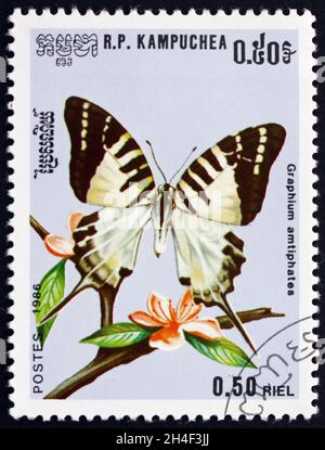 CAMBODGE - VERS 1986: Un timbre imprimé au Cambodge montre l'espadon à cinq barres (antiphates de graphium), est une espèce de papillon trouvée dans le sud et ainsi de suite Banque D'Images