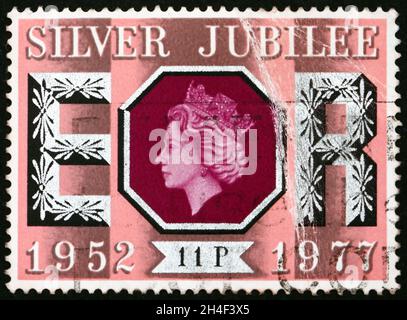 GRANDE-BRETAGNE - VERS 1977 : timbre imprimé en Grande-Bretagne dédié au 25e anniversaire du règne de la reine Elizabeth II, vers 1977 Banque D'Images