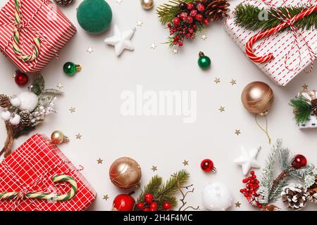 Composition de l'hiver du nouvel an.Boîtes de Noël avec cadeaux branches boules de sapin sur un fond blanc.Cadre bordure plat plan plan vue de dessus espace de copie Banque D'Images