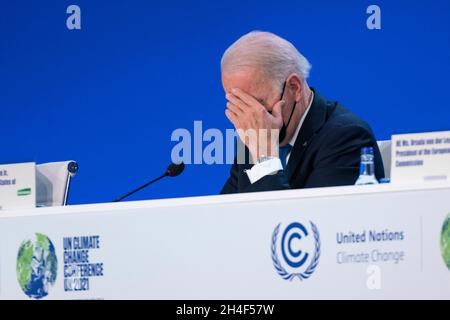 Glasgow, Écosse, Royaume-Uni.2 novembre 2021.Les dirigeants mondiaux prononcent des discours sur le changement climatique à la COP26 de Glasgow.Ils ont pris la parole au cours de la séance du Sommet mondial des leaders intitulée « accélérer l'innovation et le déploiement des technologies propres », le 3 jour de la conférence.Photo : Joe Biden a l'air fatigué.Iain Masterton/Alay Live News. Banque D'Images