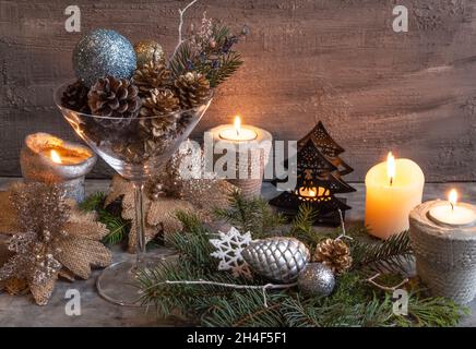 des cônes de noël et des jouets en verre martini, une composition inhabituelle de cônes de pin doré, des lumières du nouvel an et une belle fleur en toile de jute est un style Banque D'Images