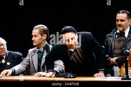 l-r: Jeffrey Segal (Flake), Rupert Frazer (Clark), Antony Sher (Arturo UI), Anthony O'Donnell (Ernesto Roma) dans LA MONTÉE RÉISABLE D'ARTURO UI par Bertolt Brecht au Théâtre Olivier, Théâtre national (NT), Londres SE1 08/08/1991Traduit par Ranjit boulon design: Ultz éclairage: Paul Pyant réalisateur: Di Trevis Banque D'Images