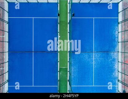 vue aérienne zenithal sur deux courts de paddle-tennis bleus Banque D'Images