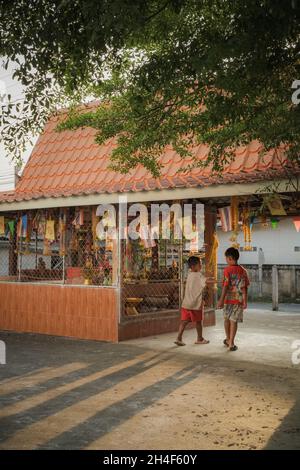 LOEI, THAÏLANDE - 11 octobre 2021 : deux enfants jouent dans un village rural de Loei, en Thaïlande Banque D'Images