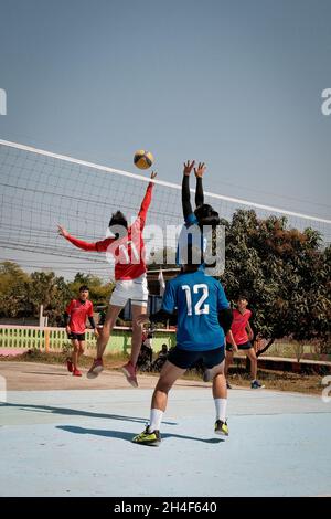 LOEI, THAÏLANDE - 11 octobre 2021 : les adolescents jouant au volley-ball à Loei, Thaïlande Banque D'Images