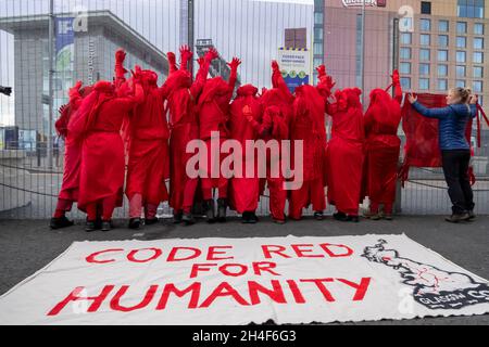 Glasgow, Écosse, Royaume-Uni.2 novembre 2021: La Brigade rouge de la rébellion d'extinction se tient à l'extérieur du campus écossais d'événements (SEC) le troisième jour de la conférence des Nations Unies sur le changement climatique COP26.Credit: SKULLY/Alay Live News Banque D'Images