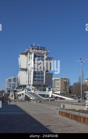 Rostov-sur-le-Don, Russie - 12 mars 2021 : immeuble Don tranquille sur le remblai de la rivière Don Banque D'Images