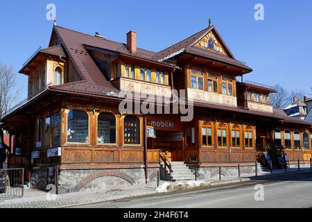 Zakopane, Pologne - 22 mars 2018 : grande villa historique construite en bois en 1903. Banque D'Images