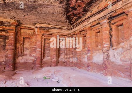 Triclinium coloré dans l'ancienne ville de Petra, en Jordanie Banque D'Images