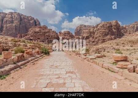 PETRA, JORDANIE - 24 MARS 2017 : rue à colonnades dans l'ancienne ville de Petra, Jordanie Banque D'Images