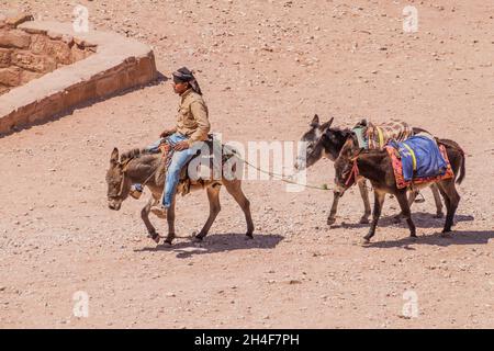 PETRA, JORDANIE - 24 MARS 2017 : homme local avec ânes dans la ville antique de Petra, Jordanie Banque D'Images