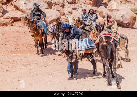 PETRA, JORDANIE - 24 MARS 2017 : homme local avec ânes dans la ville antique de Petra, Jordanie Banque D'Images