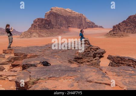 WADI RUM, JORDANIE - 26 MARS 2017 : touristes dans un affleurement rocheux du désert de Wadi Rum, Jordanie Banque D'Images