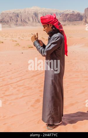 WADI RUM, JORDANIE - 26 MARS 2017 : Bédouin local dans le désert de Wadi Rum, Jordanie Banque D'Images