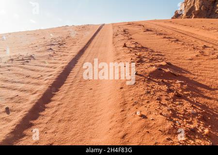 Des traces de pneus sur une dune de sable dans le désert de Wadi Rum, en Jordanie Banque D'Images