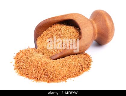 Sucre de noix de coco isolé sur fond blanc.Cassez le sucre de noix de coco non raffiné dans une cuillère en bois. Banque D'Images