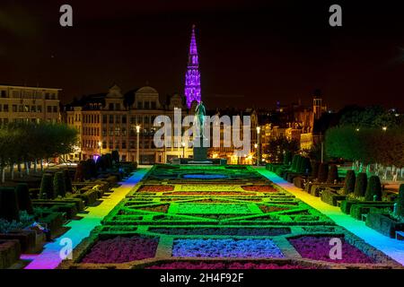 Vue sur la place illuminée des Arts de la montagne et de l'Hôtel de ville le 10 mai 2013 à Bruxelles, Belgique. Banque D'Images