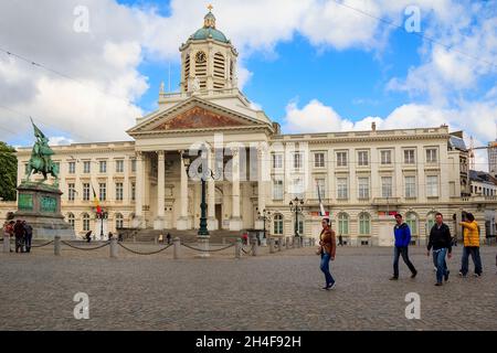 BRUXELLES, BELGIQUE - 10 MAI 2013 : place royale avec église Saint Jacques-sur-Coudenberg et monument de Godefroid Van Bouillon. Banque D'Images