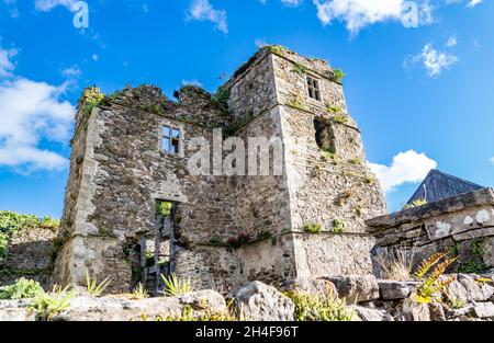 Les ruines du château de Manorhamilton, érigé en 1634 par Sir Frederick Hamilton - Comté de Leitrim, Irlande. Banque D'Images