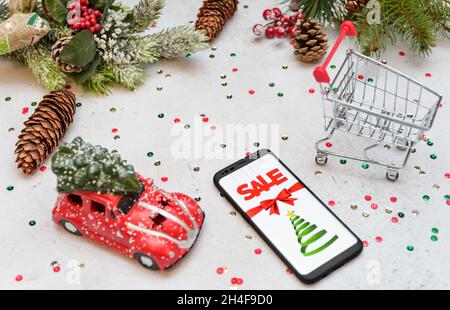 Concept d'achat de noël en ligne avec vente de noël sur présentation de téléphone mobile. Banque D'Images