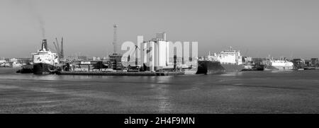 Vue panoramique du port de Southampton, y compris le Cunard Liner QE2, Southampton Water, Southampton, Hampshire, Angleterre,ROYAUME-UNI Banque D'Images