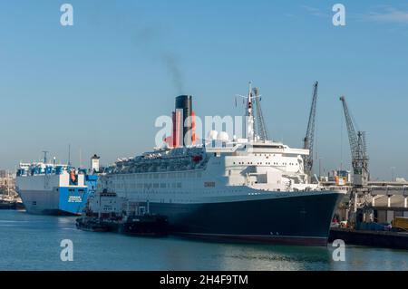 Cunard Liner QE2 a amarré au port de Southampton avec le pétrolier Whitonia en présence et le porte-véhicule courage en arrière-plan, Southampton Docks, Southampton, Hampshire, Angleterre,ROYAUME-UNI Banque D'Images