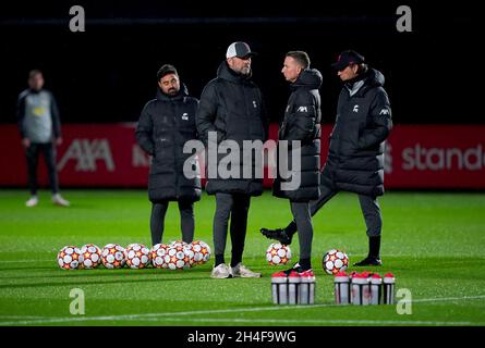 Jurgen Klopp, Manager de Liverpool (deuxième à gauche), lors d'une session de formation au Centre de formation AXA, Kirkby.Date de la photo: Lundi 2 novembre 2021. Banque D'Images