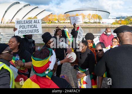 Glasgow, Écosse, Royaume-Uni.2 novembre 2021.Un groupe de manifestants zimbabwéens ROHR (Restauration des droits de l'homme) protestant contre la présence de Mnangagwa à la COP26, tenant des pancartes disant "mettre fin aux arrestations arbitraires et aux persécutions au Zimbabwe", "louer tous les prisonniers politiques" et "ce n'est pas des sanctions mais de la corruption" Credit: Kay Roxby/Alamy Live News Banque D'Images