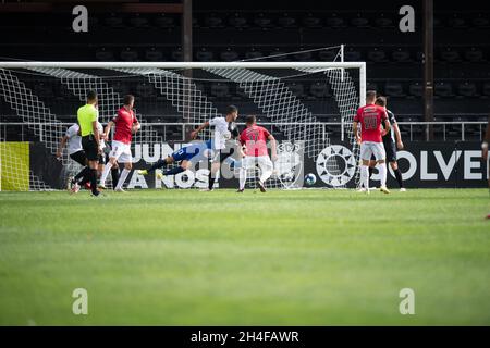 Faro, Portugal.1er novembre 2021.Estádio São Luís Roberto (17), do FC Penafiel, em sequência do seu gol durante partida entre SC Farense x FC Penafiel, válida pela décima jornada da Liga Portugal 2 BWING, no Estádio São Luís em Faro, Portugal, na tarde segunda-feira 01 de novembre 2021.Jéssica Santana crédit: SPP Sport presse photo./Alamy Live News Banque D'Images