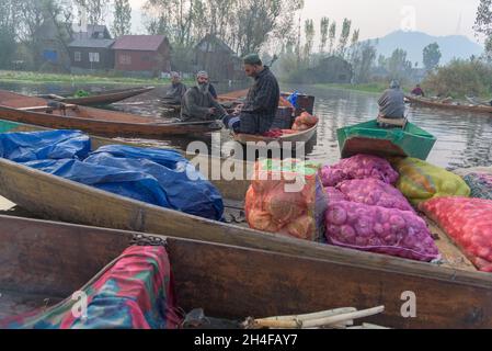 Srinagar, Inde.02 novembre 2021.Les marchands de légumes et les acheteurs ont vu le commerce pendant une matinée froide au marché de légumes dans les intérieurs de dal Lake.Dal Lake est célèbre pour son marché flottant de légumes, qui fournit des variétés de légumes toute l'année à de nombreuses villes à travers la vallée du Cachemire.Crédit : SOPA Images Limited/Alamy Live News Banque D'Images