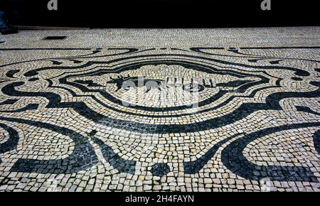 Mosaïque ornée de pavés sur un trottoir dans la vieille ville de Porto, Portugal Banque D'Images