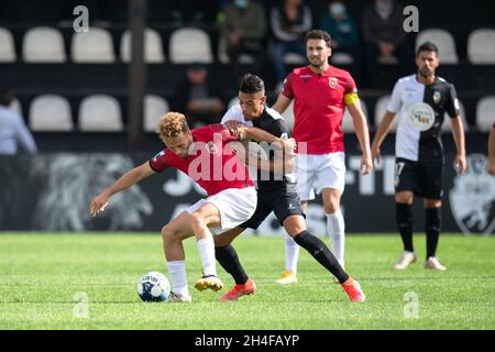 Faro, Portugal.1er novembre 2021.Estádio São Luís Disputa de bola entre Zé Valente (11), do FC Penafiel e amine (05), do SC Farense, durante partida entre SC Farense x FC Penafiel, válida Pela décima jornada da Liga Portugal 2 BWING, no Estádio São Luís em Faro, Portugalna tarde de segunda-feira 01 de novembre de 2021.Jéssica Santana crédit: SPP Sport presse photo./Alamy Live News Banque D'Images