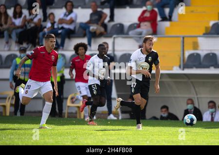 Faro, Portugal.1er novembre 2021.Estádio São Luís Jonatan Lucca (47), capitão da equipe SC Farense, durante partida entre SC Farense x FC Penafiel, válida Pela décima jornada da Liga Portugal 2 BWING, no Estádio São Luís em Faro, Portugal, na tarde segunda-feira 01 de novembro de 2021.Jéssica Santana crédit: SPP Sport presse photo./Alamy Live News Banque D'Images