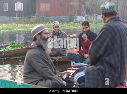 Srinagar, Inde.02 novembre 2021.Les marchands de légumes et les acheteurs ont vu parler et le commerce pendant une matinée froide au marché de légumes dans les intérieurs de dal Lake.Dal Lake est célèbre pour son marché flottant de légumes, qui fournit des variétés de légumes toute l'année à de nombreuses villes à travers la vallée du Cachemire.Crédit : SOPA Images Limited/Alamy Live News Banque D'Images