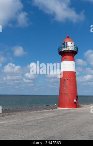 Vue verticale depuis la digue près de Westkapelle, aux pays-Bas vers le phare de North Head rouge et blanc (ou le phare de Low Light) Banque D'Images