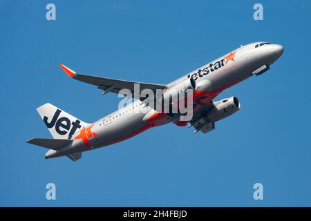 Hong Kong, Chine - 17 novembre 2013 : avion passagers Jetstar à l'aéroport.Planifier un vol.Aviation et aéronefs.Transport aérien.International Banque D'Images