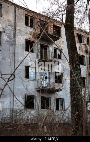 Tab, Hongrie - 24 février 2021 : Hongrois vieilli lieu perdu dans la forêt. Ex-soviétique, casernes de bases militaires abandonnées et bâtiments associés. Banque D'Images