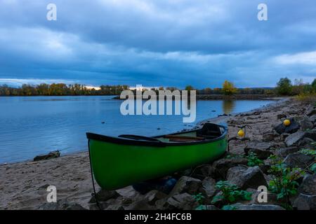 canoa sur une plage sur le Rhin Banque D'Images