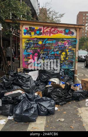 New York, États-Unis.24 octobre 2021.Des sacs à ordures s'entassent au coin de l'avenue A et de la 13e rue dans l'East Village de New York le 24 octobre 2021.Les médias ont rapporté que les déchets se sont accumulés dans certaines parties de New York alors que la collecte des ordures ralentissait avant la date limite pour les travailleurs de la ville pour se faire vacciner contre le COVID-19.À compter du 1er novembre 2021, les employés de la ville qui n'ont pas reçu au moins une photo seront mis en congé non payé.(Photo de Samuel Rigelhaupt/Sipa USA ) Credit: SIPA USA/Alay Live News Banque D'Images